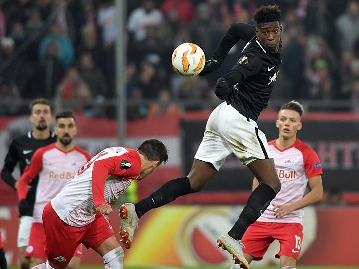 Leipzigs Nordi Mukiele (r) im Duell mit Salzburgs Zlatko Junuzovic.