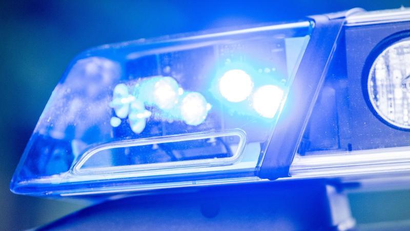 Ein Blaulicht leuchtet an einer Polizeistreife. Foto: Lino Mirgeler/Archivbild Ein Blaulicht leuchtet an einer Polizeistreife. Foto: Lino Mirgeler/Archivbild
