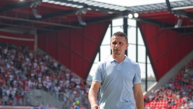 Der Regensburger Trainer Mersad Selimbegovic geht vor Spielbeginn über den Platz. Foto: Daniel Karmann/Archivbild