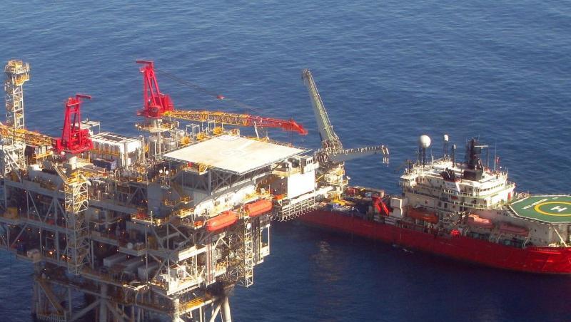 Eine israelische Förderplattform und zwei Spezialschiffe liegen auf dem Mittelmeer über einem Gasfeld vor der israelischen Küste. Eine israelische Förderplattform und zwei Spezialschiffe liegen auf dem Mittelmeer über einem Gasfeld vor der israelischen Küste.