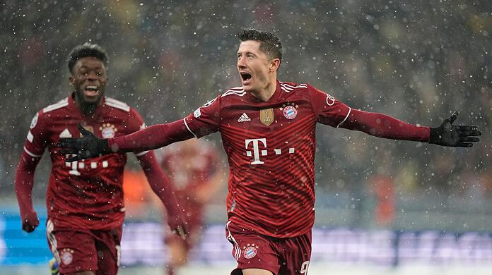 Bayerns Robert Lewandowski jubelt über eines seiner bisher 18 Saisontore.