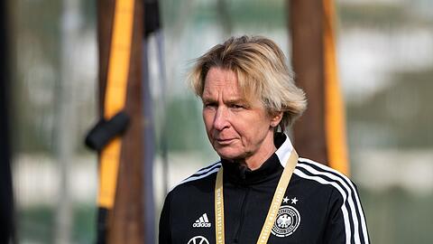 Bundestrainerin Martina Voss-Tecklenburg steht während einer Trainingseinheit auf dem Übungsplatz.