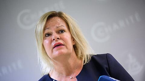 Innenministerin Nancy Faeser will den Ausländerbehörden mehr Zeit für Abschiebungen abgelehnter Asylbewerber verschaffen.