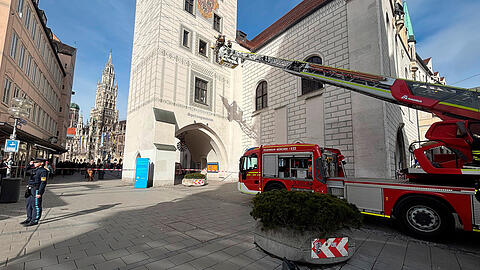Das Spezialfahrzeug der Feuerwehr vor dem Alten Rathaus, in dem das Spielzeugmuseum untergebracht ist. Das Spezialfahrzeug der Feuerwehr vor dem Alten Rathaus, in dem das Spielzeugmuseum untergebracht ist.
