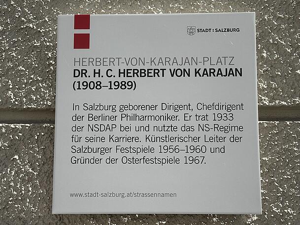 Die Tafel unter dem Stra&szlig;enschild am Salzburger Karajan-Platz.