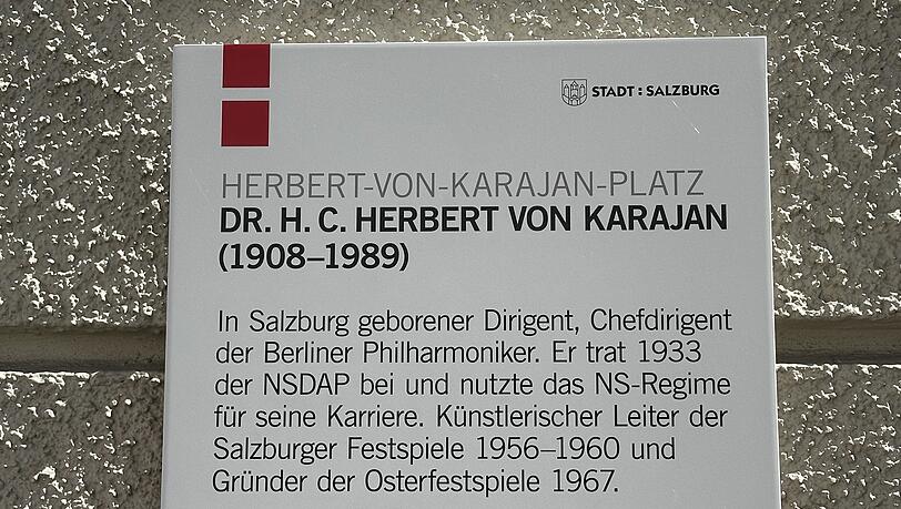 Die Tafel unter dem Straßenschild am Salzburger Karajan-Platz. Die Tafel unter dem Straßenschild am Salzburger Karajan-Platz.