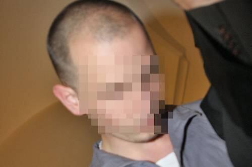 Der Angeklagte Pjotr K. (19) vor Gericht: Er kann sich angeblich nicht daran erinnern, was er mit der 13 Monate alten Tochter seiner Freundin Schlimmes gemacht hat.