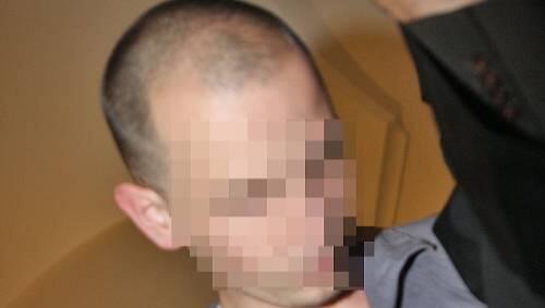 Der Angeklagte Pjotr K. (19) vor Gericht: Er kann sich angeblich nicht daran erinnern, was er mit der 13 Monate alten Tochter seiner Freundin Schlimmes gemacht hat. Der Angeklagte Pjotr K. (19) vor Gericht: Er kann sich angeblich nicht daran erinnern, was er mit der 13 Monate alten Tochter seiner Freundin Schlimmes gemacht hat.