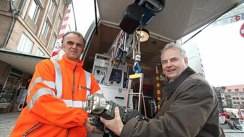 Umweltreferent Peter Pluschke (r.) und Kanalnspekteur Claus Hofmann mit der neuen Kamera, die Nürnbergs Abwassernetz durchleuchtet.