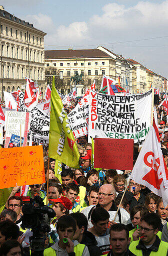 Die Streikenden fordern bessere Bezahlung im öffentlichen Dienst. 6,5 Prozent mehr fordert die Gewerkschaft Verdi.
