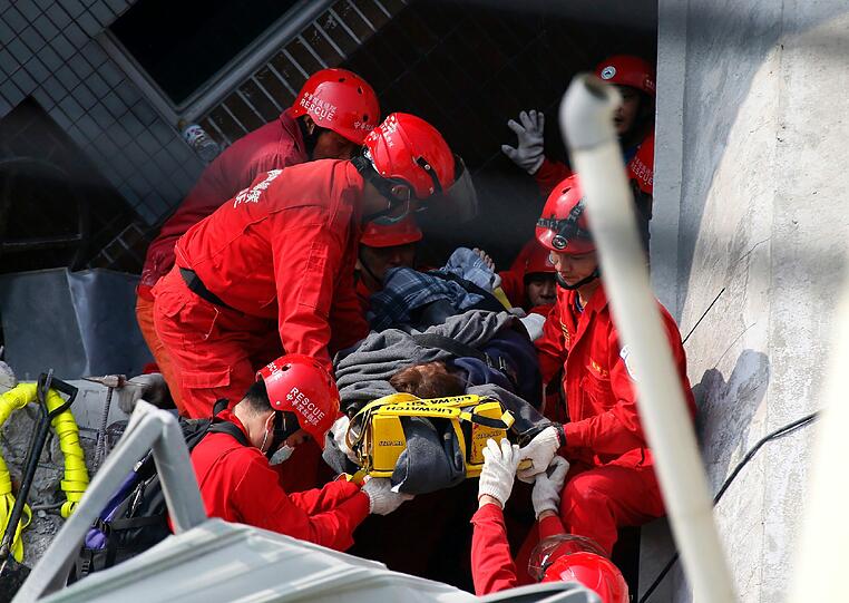 Bei einem schweren Erdbeben in Taiwan kamen mindestens fünf Menschen ums Leben, zahlreiche wurden verletzt. Rettungskräfte suchen seit den Morgenstunden nach Verschütteten.
