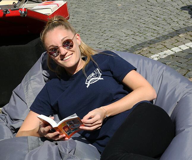 Vermisst ihr Smartphone offenbar nicht: die 18-jährige Annelie.