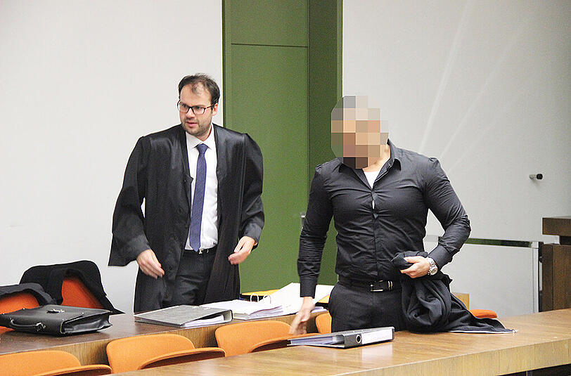 Selber ein Muskelmann: Der Angeklagte und sein Anwalt vor Gericht.
