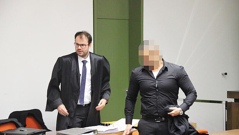 Selber ein Muskelmann: Der Angeklagte und sein Anwalt vor Gericht. Selber ein Muskelmann: Der Angeklagte und sein Anwalt vor Gericht.