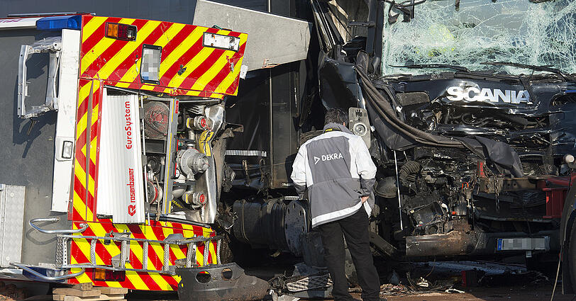 Ein Lkw ist in eine Unfallstelle gekracht und hat dabei zwei Feuerwehrmänner getötet. Die Bilder von der A2.