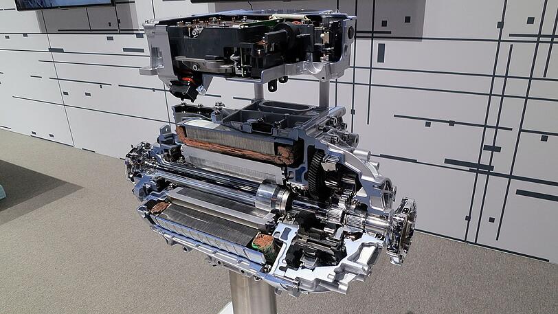 Überschaubare Größe: der Heckmotor des e-tron samt Getriebe und Steuerung.