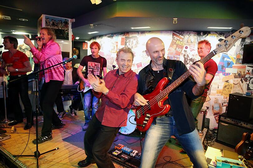 Rocken auf dem Olympiaturm: Günther Sigl (Spider Murphy Gang, 3. v. r.) und die Stones-Coverband &bdquo;The Stars&ldquo; beim Auftritt.
