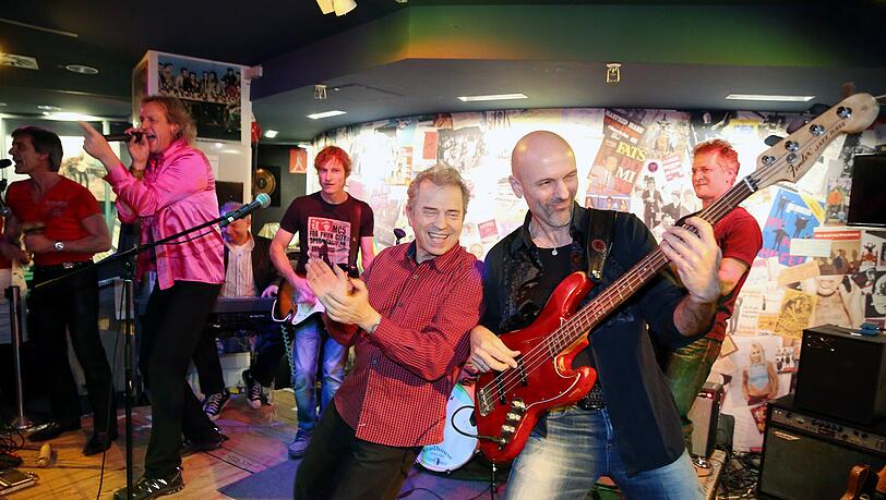 Rocken auf dem Olympiaturm: Günther Sigl (Spider Murphy Gang, 3. v. r.) und die Stones-Coverband „The Stars“ beim Auftritt. Rocken auf dem Olympiaturm: Günther Sigl (Spider Murphy Gang, 3. v. r.) und die Stones-Coverband „The Stars“ beim Auftritt.
