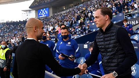 Pep Guardiola und Thomas Tuchel (r) schütteln vor dem Spiel die Hand.
