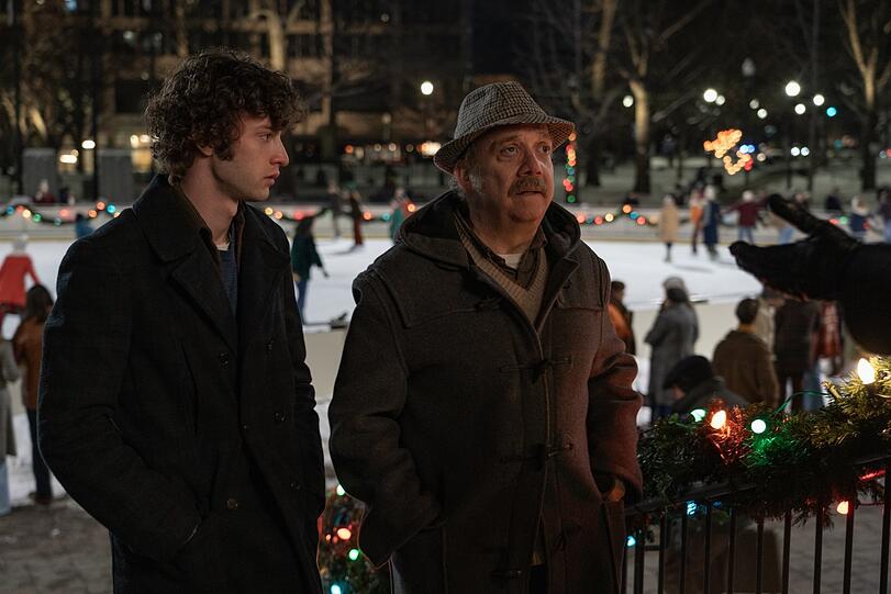Ein verbotener Ausflug am Weihnachtstag nach Boston: Dominic Sessa als Schüler Angus and Paul Giamatti als der kauzige, konservative Intellektuell Paul Hunham in "The Holdovers".