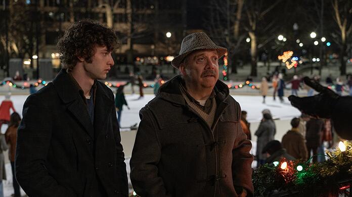 Ein verbotener Ausflug am Weihnachtstag nach Boston: Dominic Sessa als Schüler Angus and Paul Giamatti als der kauzige, konservative Intellektuell Paul Hunham in "The Holdovers".