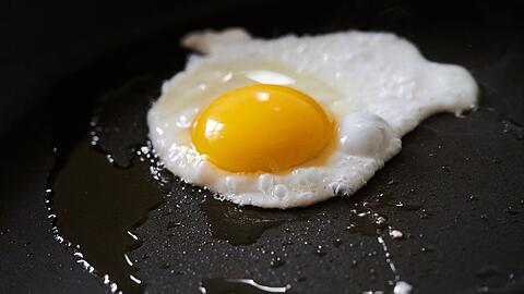 Der Erzieher will darauf aufmerksam machen, wie schlecht das Gelände seiner Mittelschule für Hitze gemacht ist. (Symbolbild)