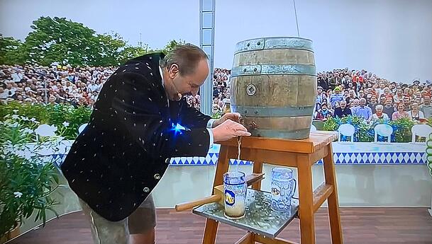 Der Zapfhahn wollte nicht so recht im Bierfass stecken bleiben. Johann Lafer traute sich daher nicht, sich davon zu entfernen.