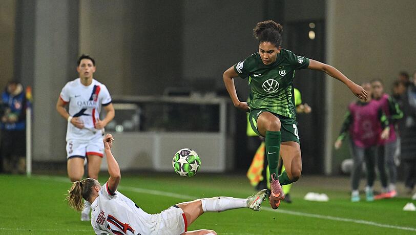 Cora Zicai (r, VfL Wolfsburg) markierte in Leipzig das 0:1 (Archivbild).