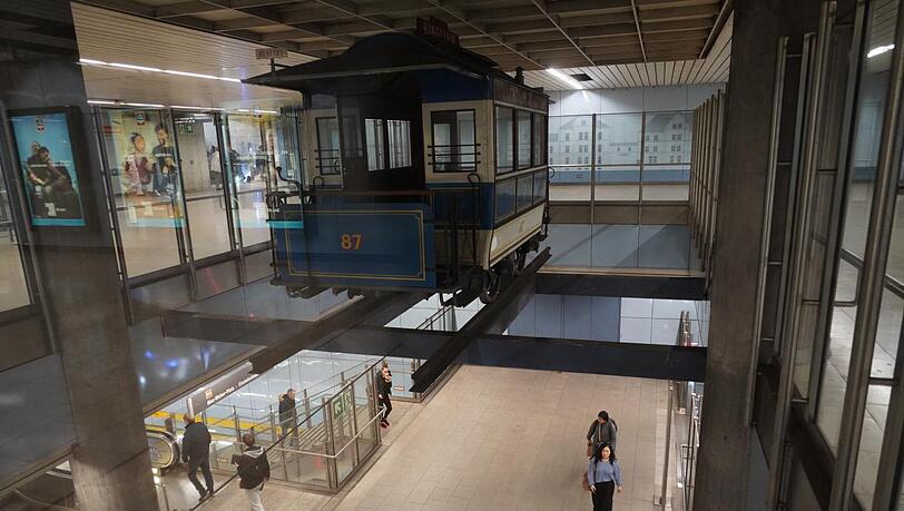 Der historische Pferdetramwagen h&auml;ngt spektakul&auml;r &uuml;ber den K&ouml;pfen der Fahrg&auml;ste, so richtig interessiert das hier aber niemand.