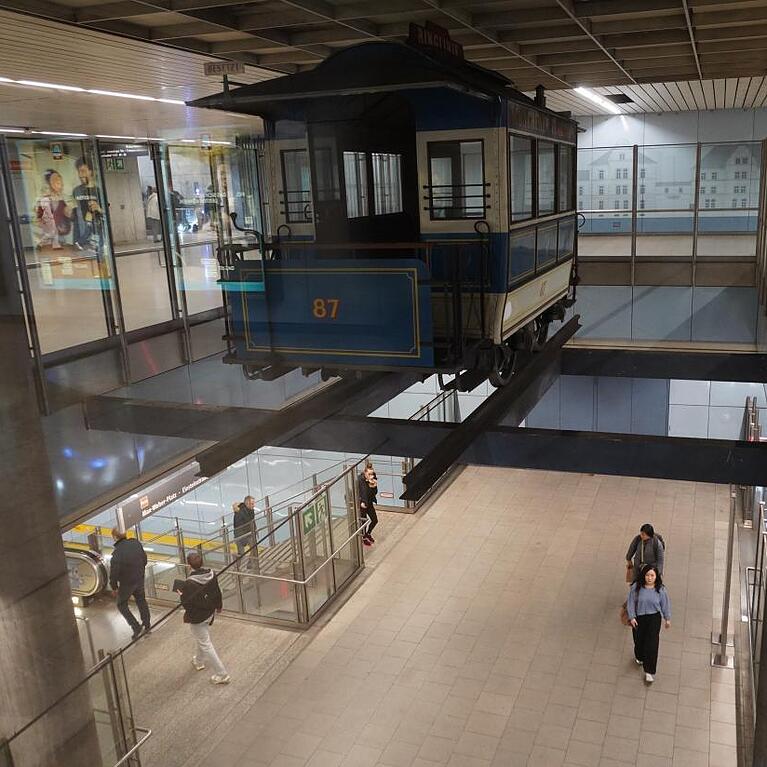 Der historische Pferdetramwagen h&auml;ngt spektakul&auml;r &uuml;ber den K&ouml;pfen der Fahrg&auml;ste, so richtig interessiert das hier aber niemand.