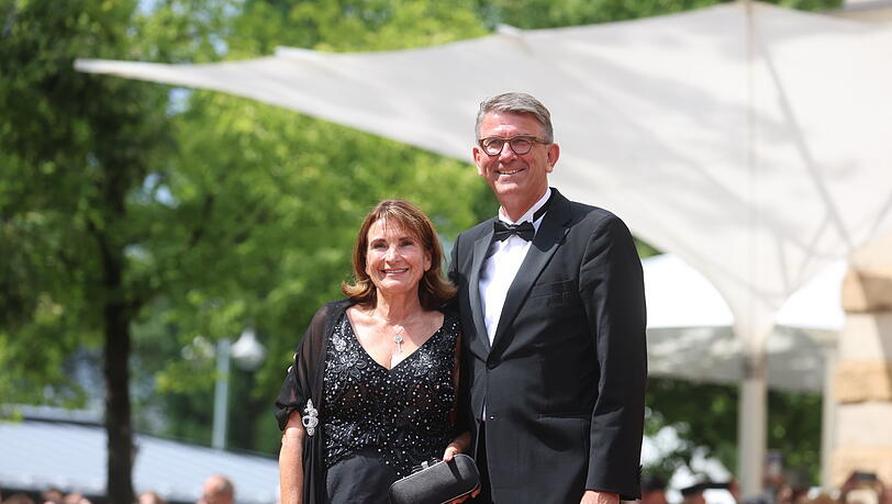 Wolfram Weimer, Staatsminister f&uuml;r Kultur und Medien, am Roten Teppich mit seiner Frau Christiane Goetz-Weimer bei den Festspielen 2025.