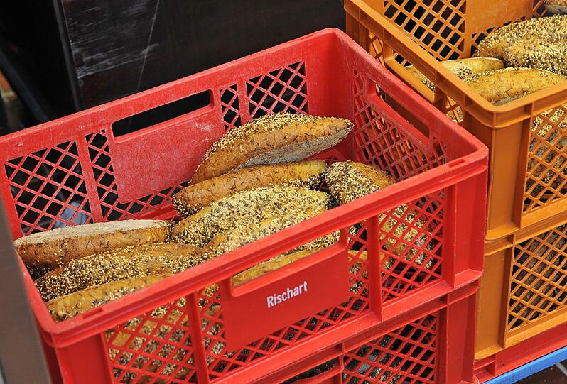 Schritt 7: Jede der zwölf Filialen hat eine eigene Brotkorbfarbe. Dunkelblaue Kisten gehen zum Marienplatz, rote zum Viktualienmarkt. Am Abend zuvor ordert jeder Filialleiter die Brotmenge, die er braucht.