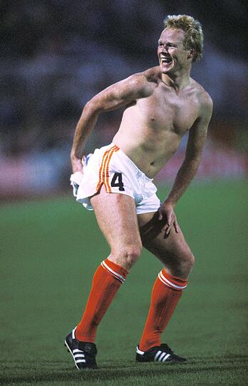 Abwehr-Spieler Ronald Koeman ließ sich in der Stunde des Erfolgs gegen Deutschland mit dem Trikot seines deutschen Gegenspielers Olaf Thon zu einer provokanten Geste hinreißen, die noch lange für Gesprächstoff sorgen und in jedem Rück- und Vorausblick symbolisch für die Rivalität der beiden Teams stehen sollte.