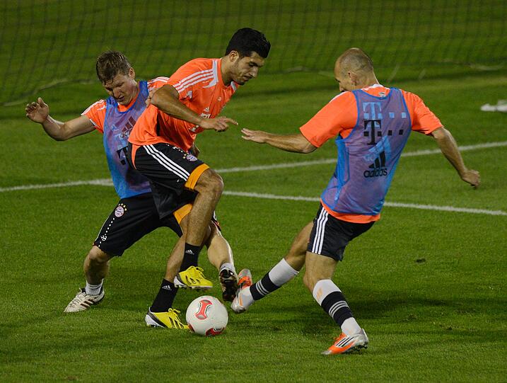 Der FC Bayern beim Abendtraining in Doha.