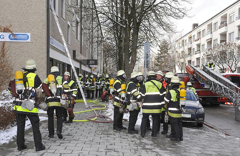 Kellerbrand in einem Wohnhaus in Sendling: Die Bilder vom Feuerwehreinsatz