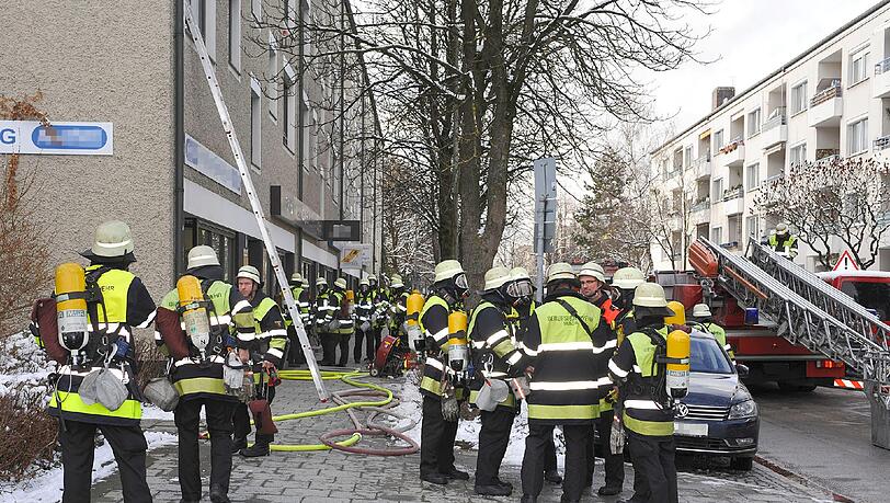 Kellerbrand in einem Wohnhaus in Sendling: Die Bilder vom Feuerwehreinsatz Kellerbrand in einem Wohnhaus in Sendling: Die Bilder vom Feuerwehreinsatz