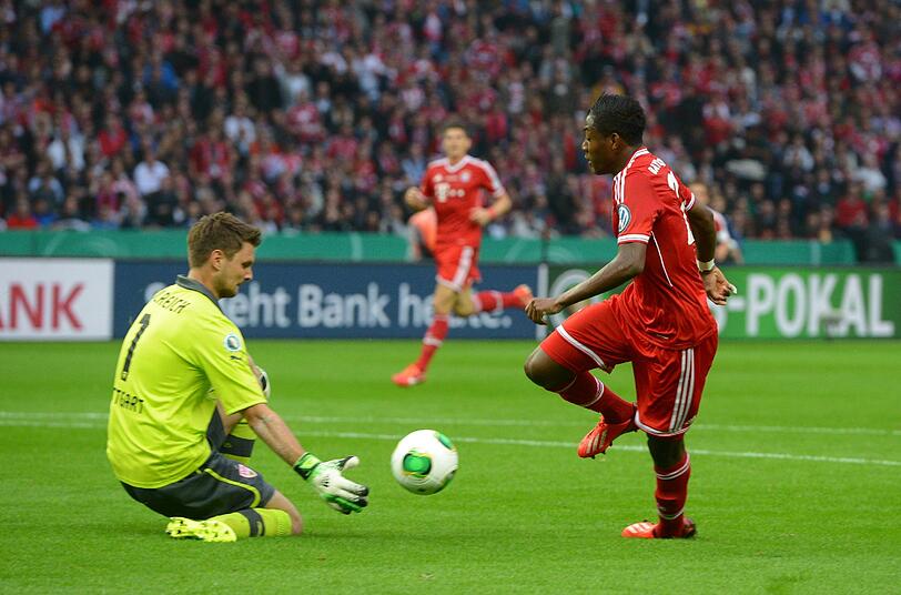 DAVID ALABA: Note 3. Viel Offensivpower! Allein vor Ulreich, i wer narrisch &ndash; angeschossen (26.). Schnitt immer wieder in den VfB-Strafraum, war zu Beginn offensiv fast gefährlicher als Ribéry. Hintenrum aber mit Mühe gegen Harnik.