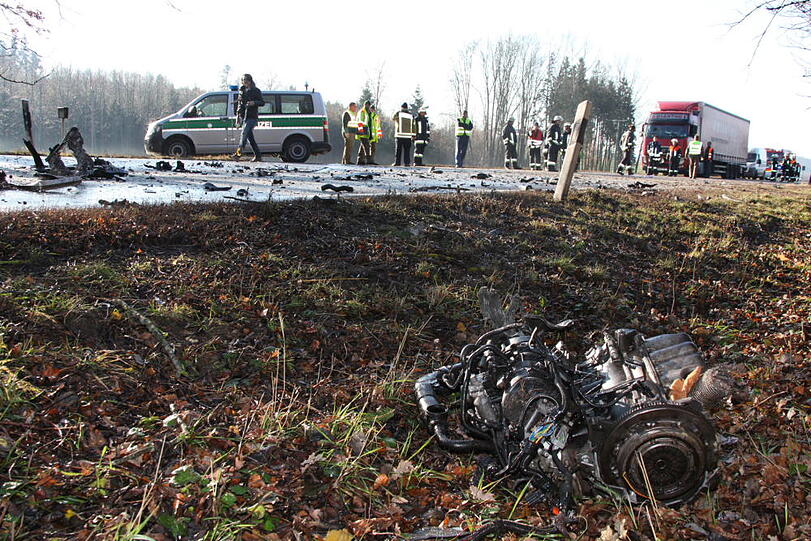 Der 21-Jährige kam auf Höhe eines Waldstücks nahe Reichertsheim (Landkreis Mühldorf am Inn) von der Fahrbahn ab und geriet in den Gegenverkehr.