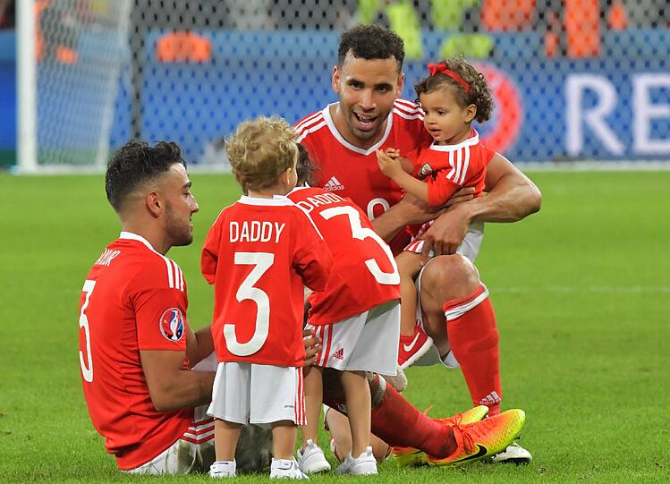 Die Kicker aus Wales feierte ihren Viertelfinal-Erfolg gegen Belgien mit der Familie auf dem Rasen. Ein Bild, welches die UEFA nicht mehr sehen will.