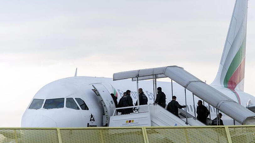 Abgelehnte Asylbewerber steigen im Rahmen einer Sammelabschiebung in ein Flugzeug.