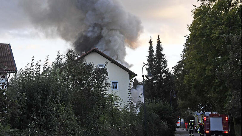 Dichter Rauch stand über dem Haus.