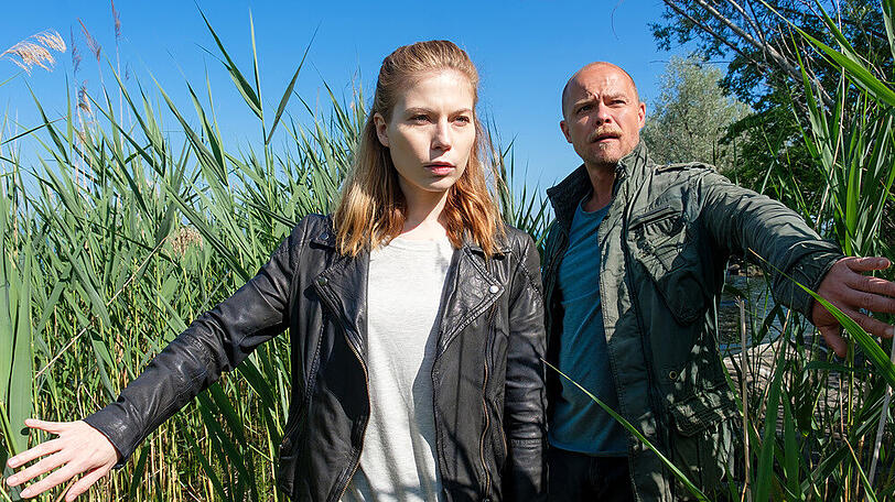 "Die Toten vom Bodensee: Die Meerjungfrau": Zeiler (Nora Waldstätten, l.) und Oberländer (Matthias Koeberlin, r.) sind auf der Suche nach dem geflohenen Matteo (Aaaron Friesz)