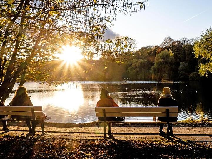 Herbstlicher Sonnenschein in Kiel: Der vergangene Monat war nach Angaben des EU-Klimawandeldienstes Copernicus der global wärmste Oktober seit Beginn der Aufzeichnungen 1981.