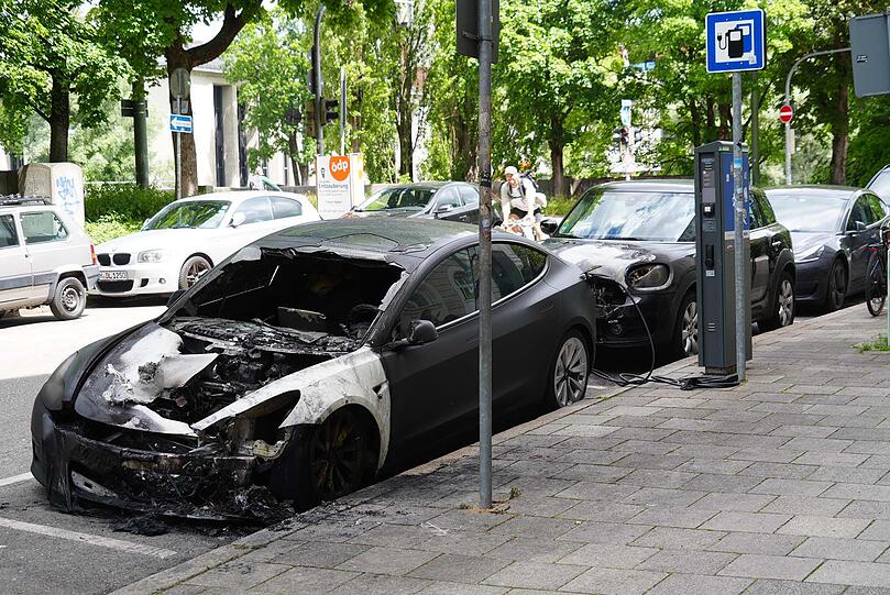 Zwei E-Autos wurden in der Au in Brand gesteckt. Der Sachschaden beträgt Zehntausende Euro.