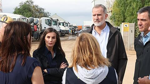 Königin Letizia und König Felipe informierten sich am 3. November vor Ort über die Lage, sprachen mit Betroffenen und Helfern.
