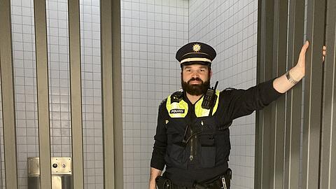 Die "Kühlbox" für Rowdys: Polizeihauptkommissar Thomas Scholtes zeigt eine der Gewahrsamszellen im Bauch des SAP Garden.