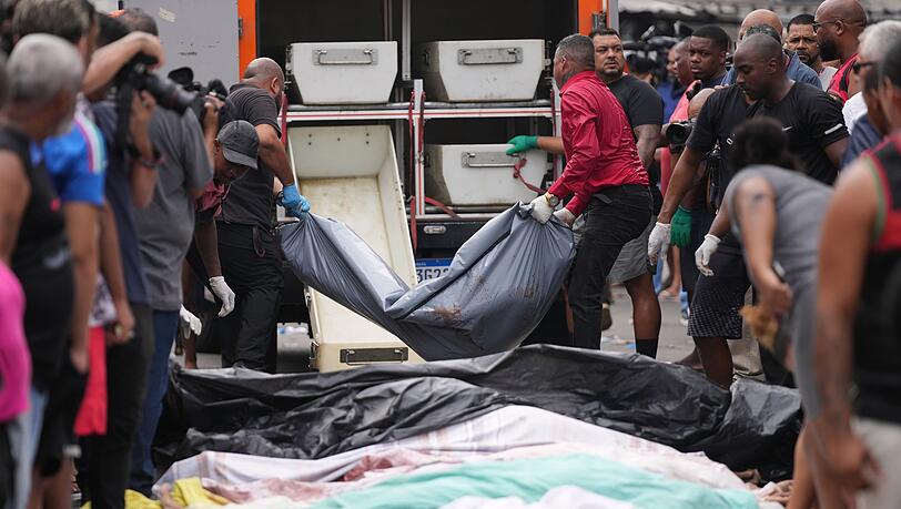 Anwohner reihen Dutzende Leichen auf der Hauptstraße der Favela Penha auf. Anwohner reihen Dutzende Leichen auf der Hauptstraße der Favela Penha auf.
