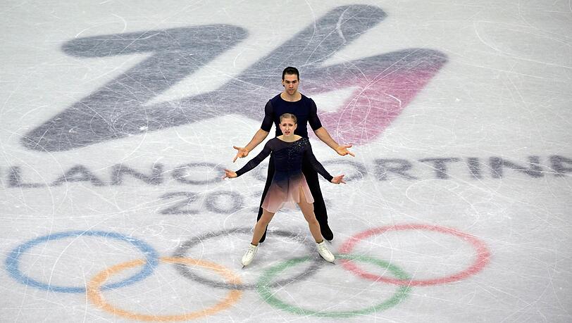 Minerva Hase (v) und Nikita Volodin (h) patzten in der K&uuml;r gleich mehrmals.