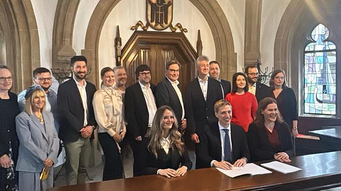 Das ist die neue "Mango"-Koalition. Vorne in der Mitte sitzt OB Dominik Krause zwischen seinen B&uuml;rgermeisterinnen. Links: Mona Fuchs, rechts: Verena Dietl