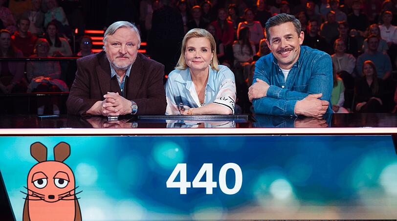 Schauspieler Axel Prahl (links), Comedienne Annette Frier und Moderator Klaas Heufer-Umlauf raten als Team Maus.